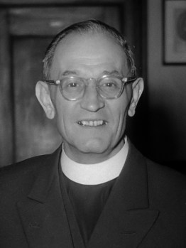 Ds. Martin Niemöller neemt deel aan oecumenische samenkomst in de Grote Kert te Den Haag. Vlnr [Vrnl in spiegelbeeld!] . Ds M.N. W. Smitvoors (van de Haagse Oecumenische Raad), ds. Niemöller en prof. P. Kaetske, predikant van de Duitse Evangelische gemeente in Den Haag *27 mei 1952